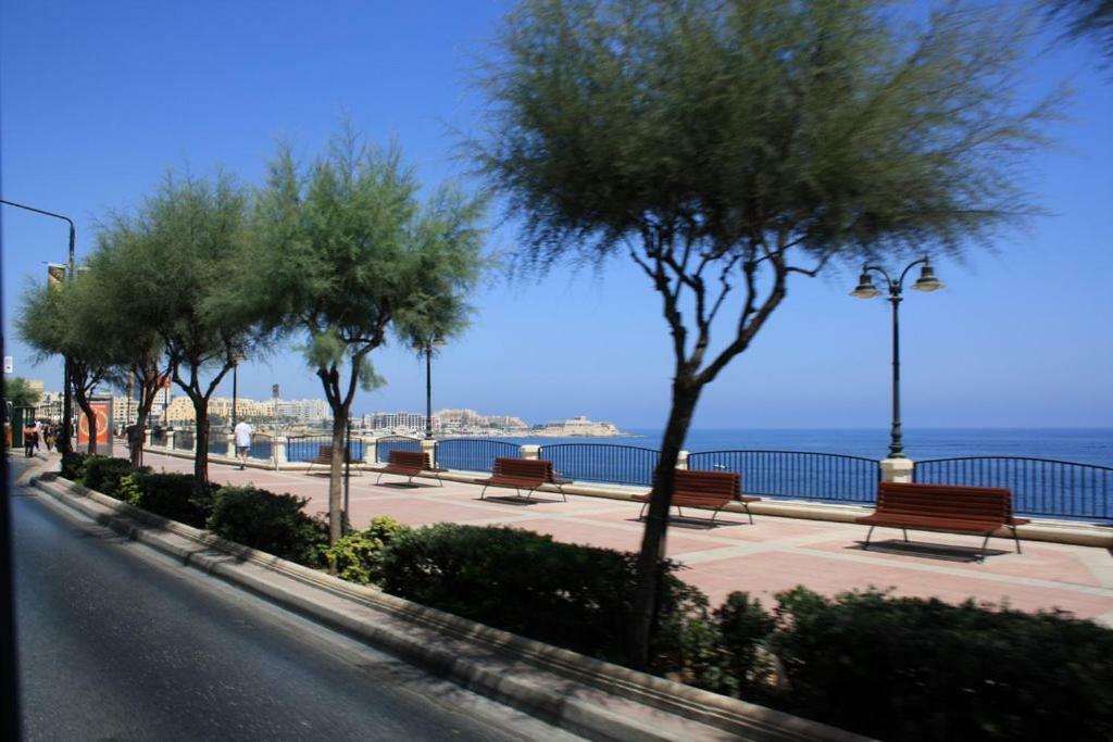 Ferienwohnung Cosy 1Br Penthouse With Terrace, Great Location Gzira Exterior foto